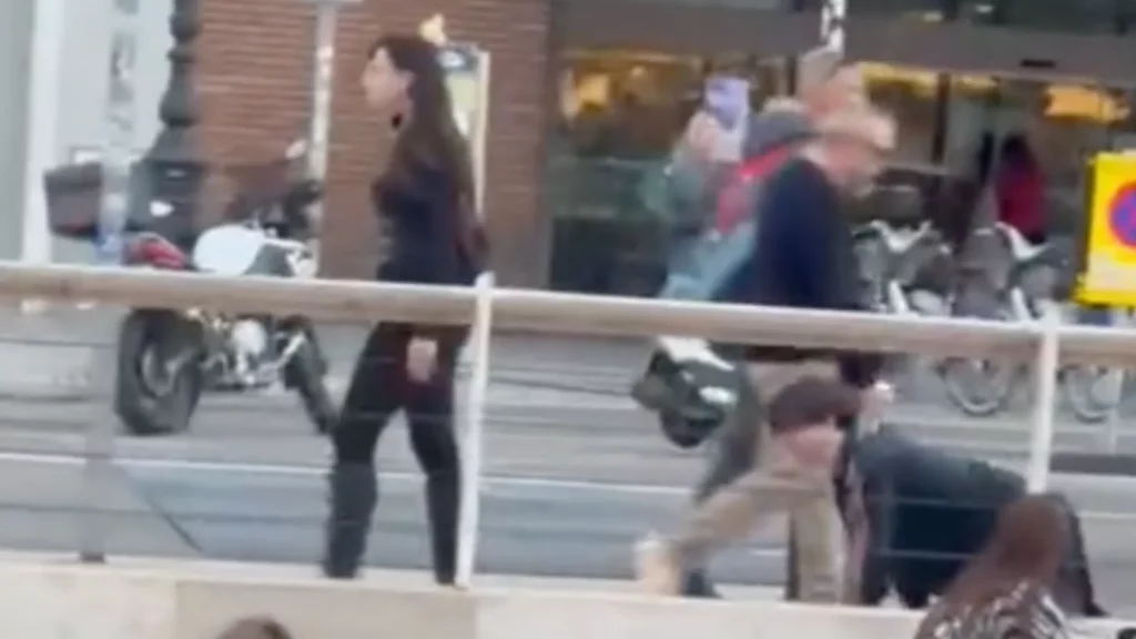 Una dona passeja un home com si fos un gos pels carrers de València
